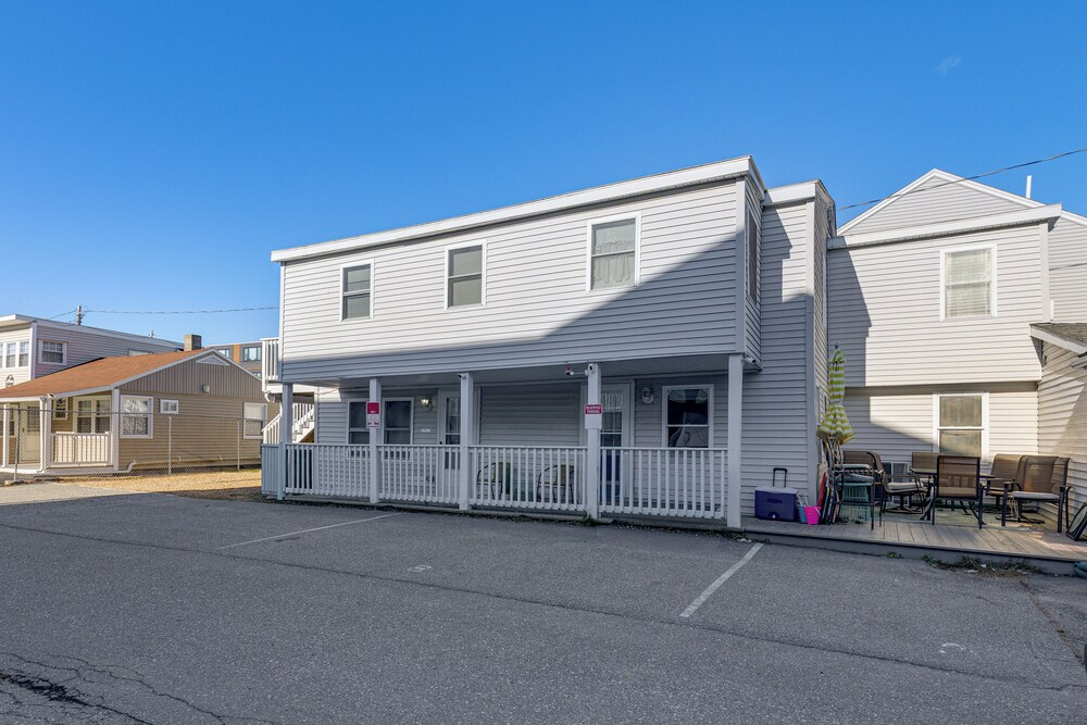 Walk to Public Beach Access! Breezy Hampton Condo