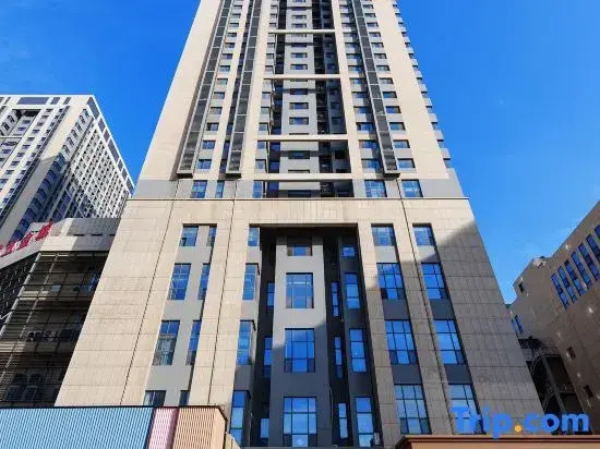 Elong ME Hotel (Jinan Daminghuzhan Huangtai Huanqiu Jiaju)