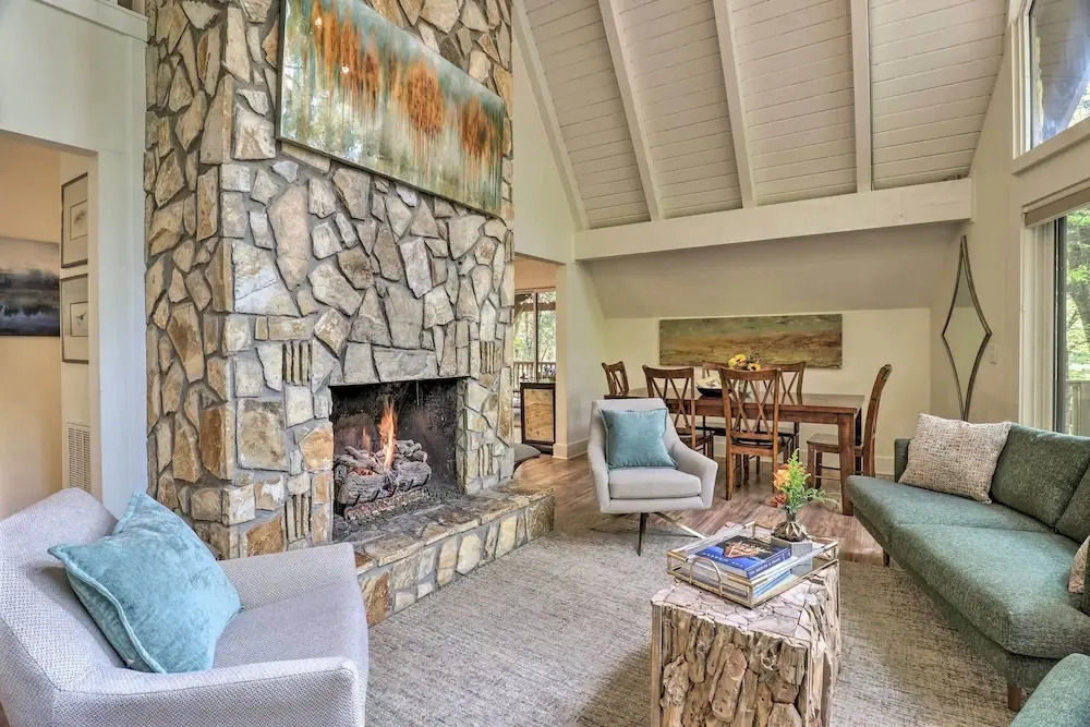 1 Mi to Town: Chalet-style Highlands Retreat