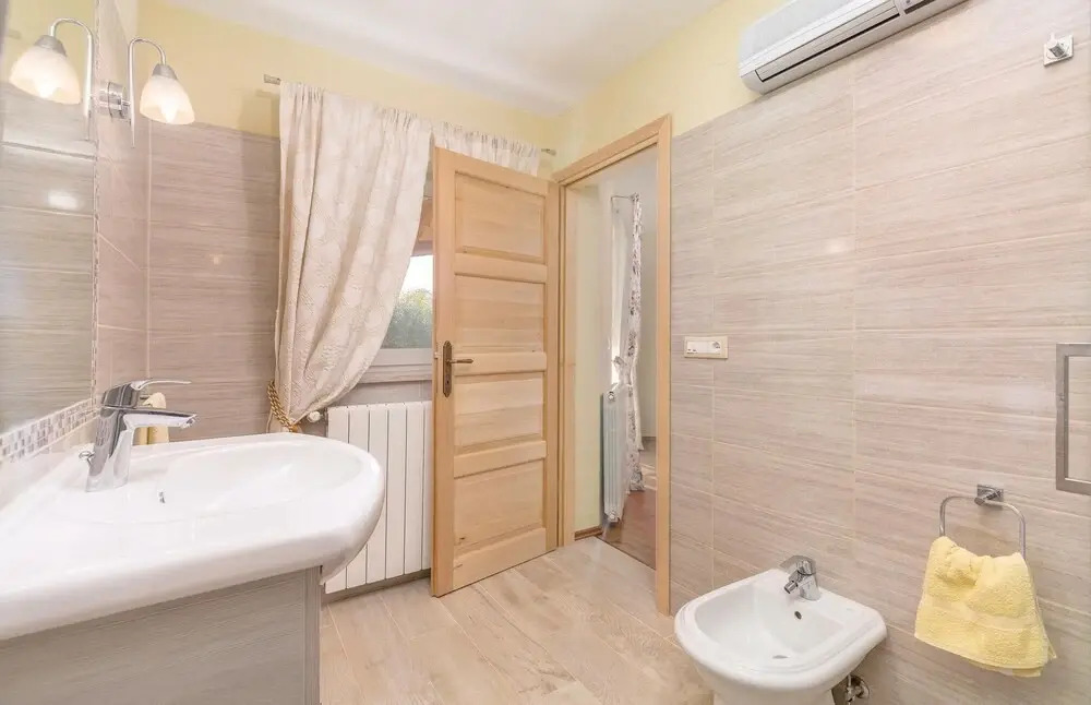 Amazing Home in Nova Vas with Hot Tub, WiFi & 4 Bedrooms