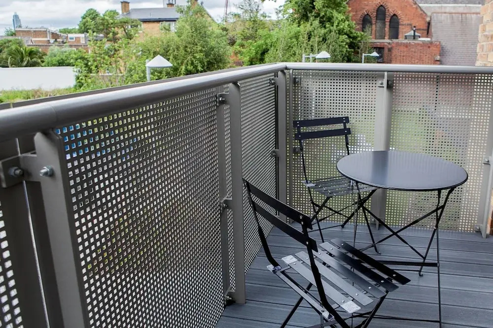 Colourful Modern Brixton 2 Bed with Balcony