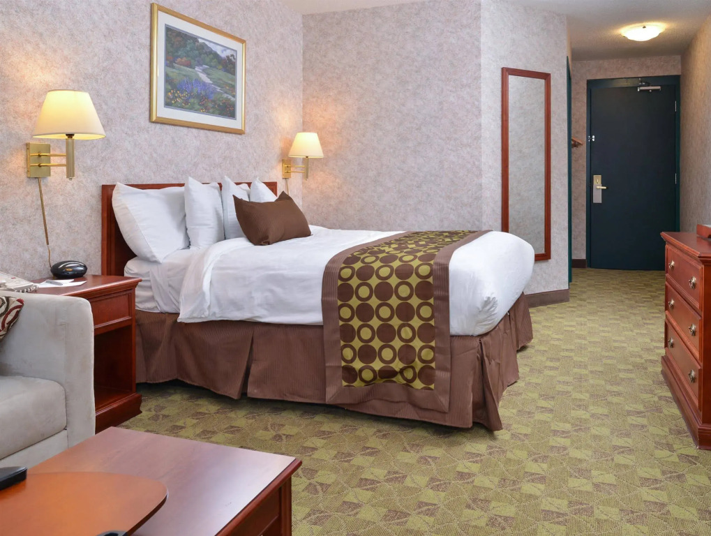 Lexington Inn & Suites-Windsor