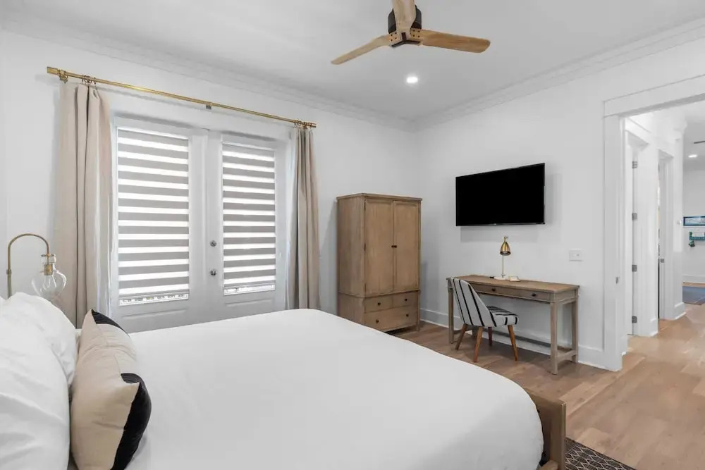Good Day Sunshine by Avantstay Sleeps 16, Pool + Private Beach Access