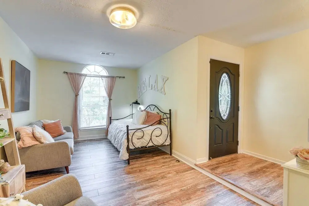 Central Seabrook Home: Pool ~ 2 Mi to Nasa Center!