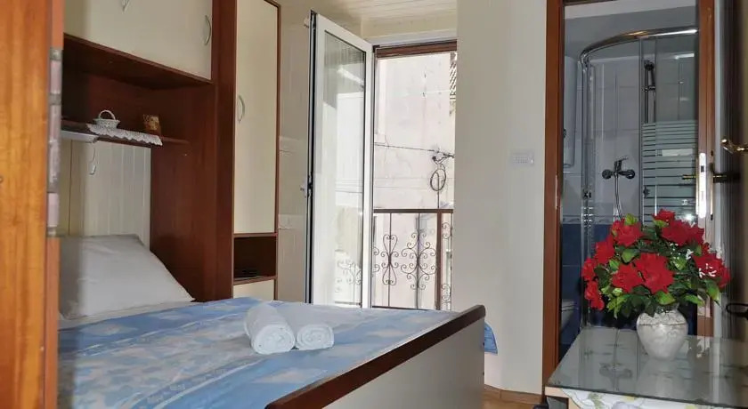 Rooms & Apartment Laura