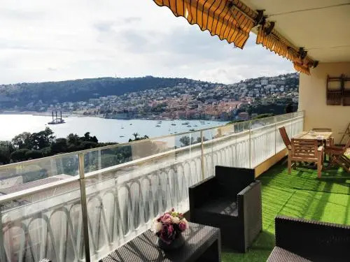 Stunning flat overlooking Villefranche Bay
