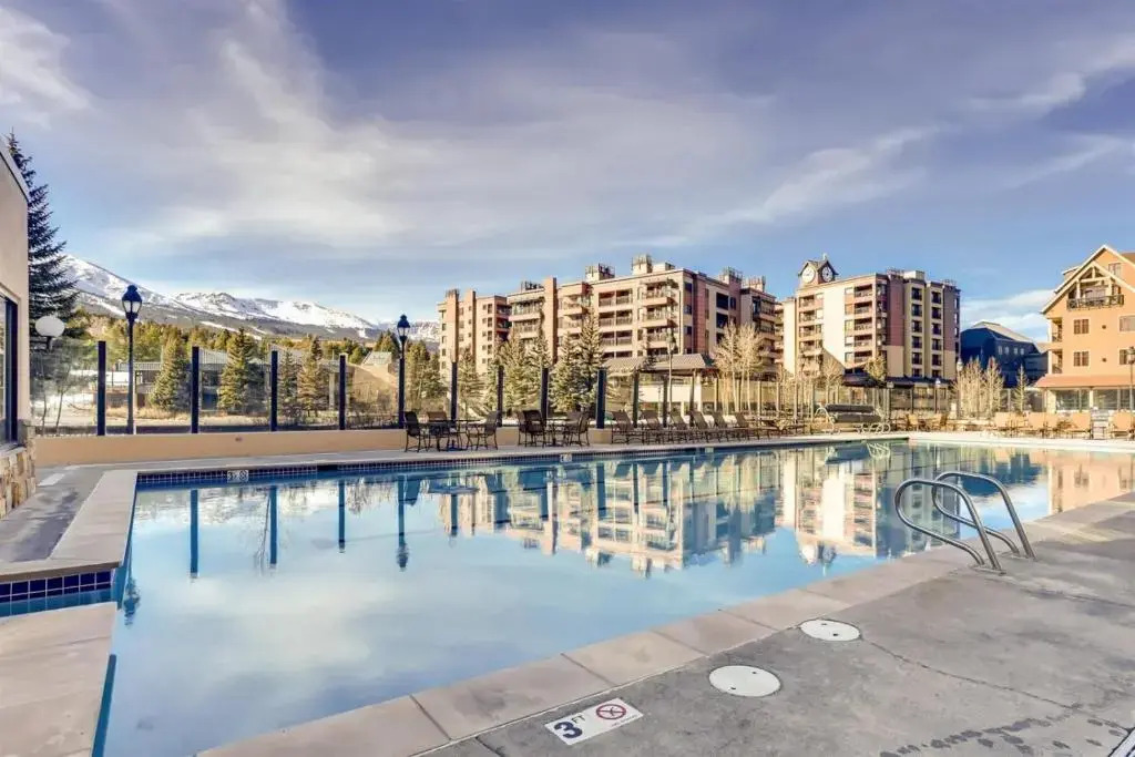 Luxury 2 Bedroom Mountain Vacation Residence With Hot Tub, Pool, and Easy Access to Ski Slopes