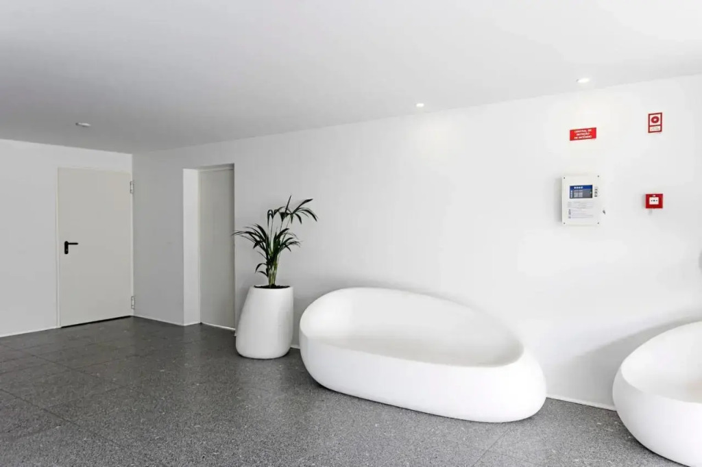 Stylish Flat W/ Gym & Parking by LovelyStay