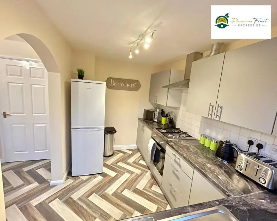 3 Bedroom 2 Bath House By Passionfruitproperties Close To Coventry City Centre - Free Wi-Fi, Driveway And Garden - 8RWC