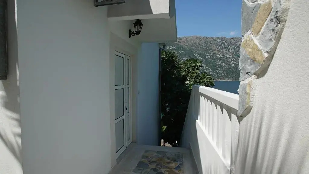 PENTHOUSE STOLIV Villa located 5 meters from the sea SPA-Pool Exclusive Terrace,Private Jetty Sunbeds, Pebble Beach, Secluded location Total area 375m2 at your disposal