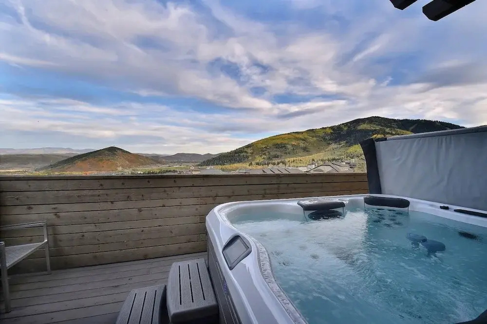 Huge & Newly Constructed 5br/5ba -private Hot Tub! 5 Bedroom Condo by RedAwning