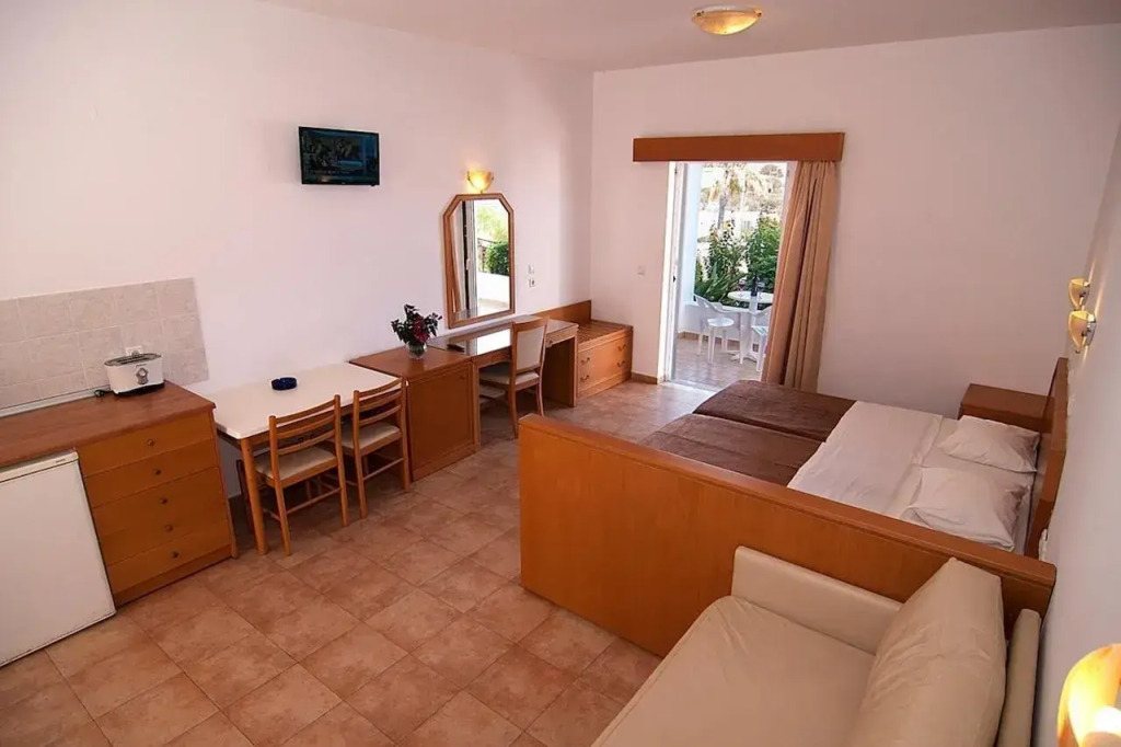 Lambis Studios & Apartments