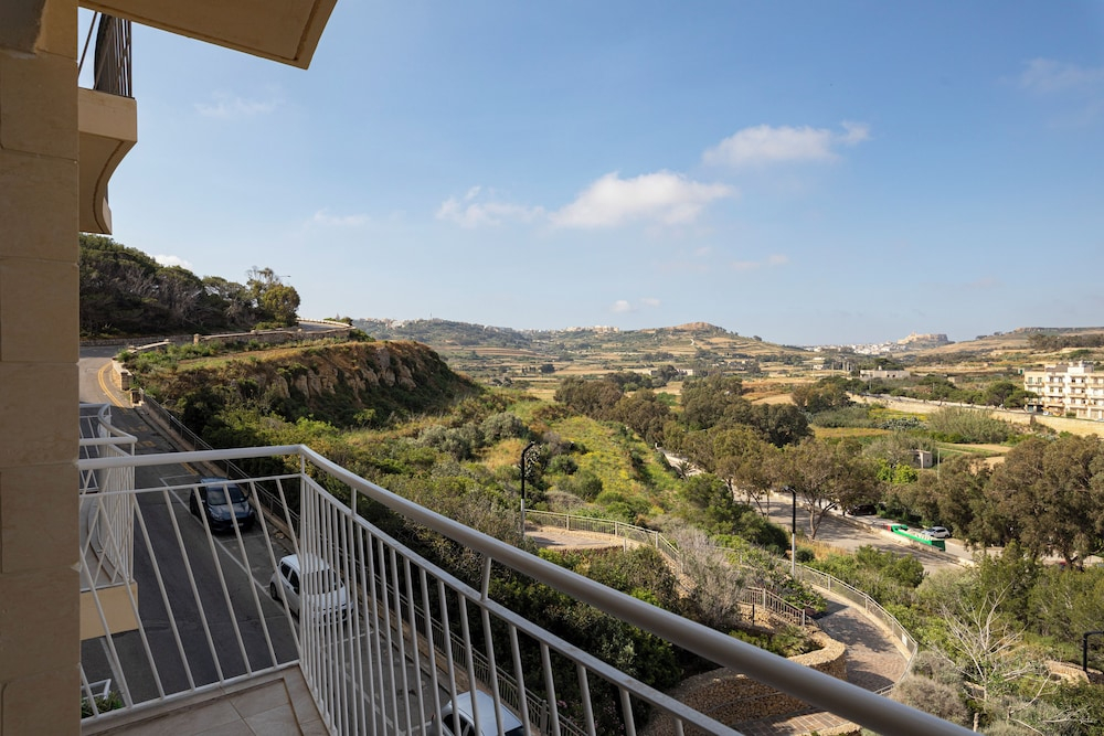 3BR Country Retreat with Large Terrace
