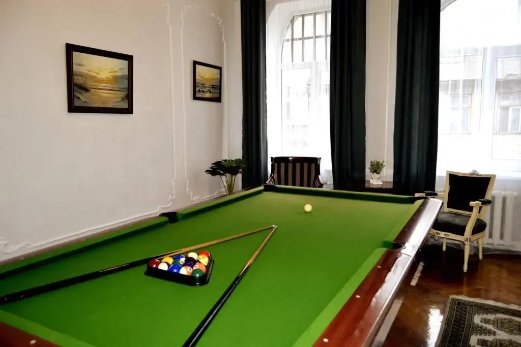 Unique Spacious Classic 3bedroom Midtown Apartment ! FREE parking ! BILLIARD room !