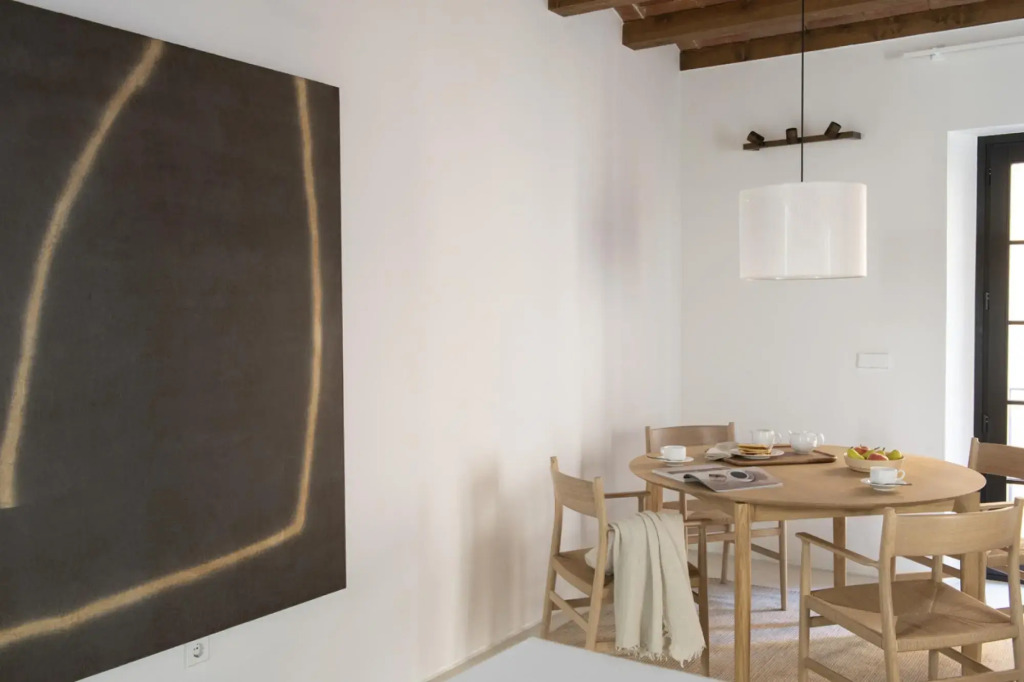 High standing apartments in El Gótico with 3 bedrooms and 2 bathrooms, all of them en suite.