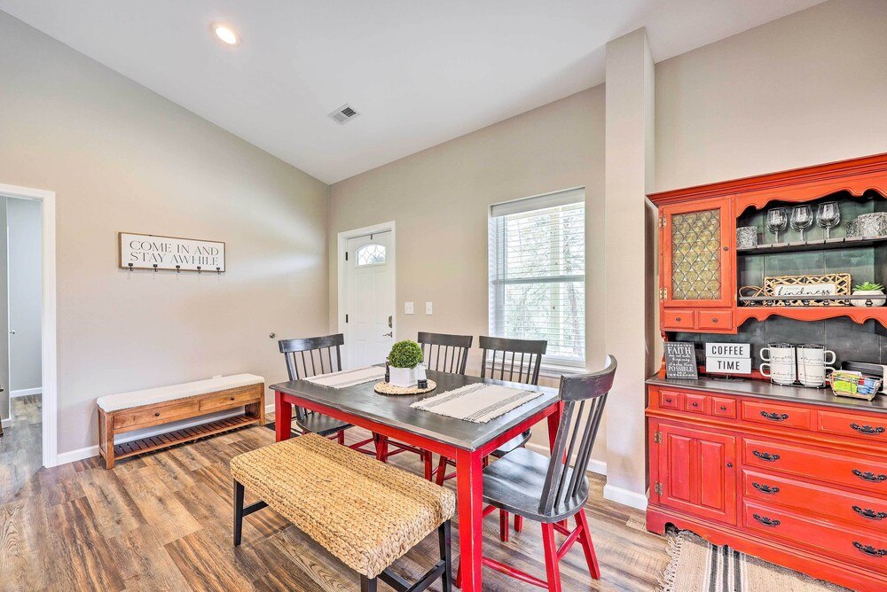 Eureka Springs Area Home w/ Porch, Grill