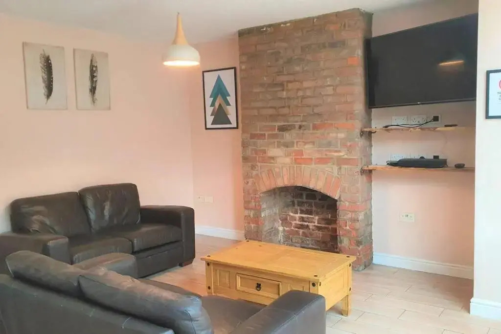 5 Bed, 2 Bath Home + Terrace, Garden & Parking