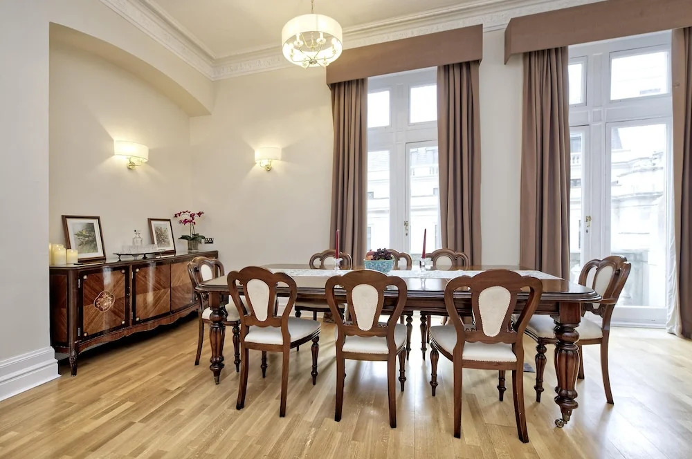 Historic Whitehall Flat in SW1 by Underthedoormat, London