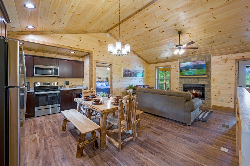 Stunning 4 King Suites Hot Tub Views Gamerm
