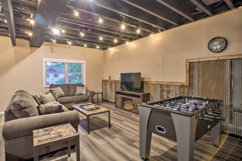 Lakeside Blue Eye Escape w/ Game Room & Hot Tub!