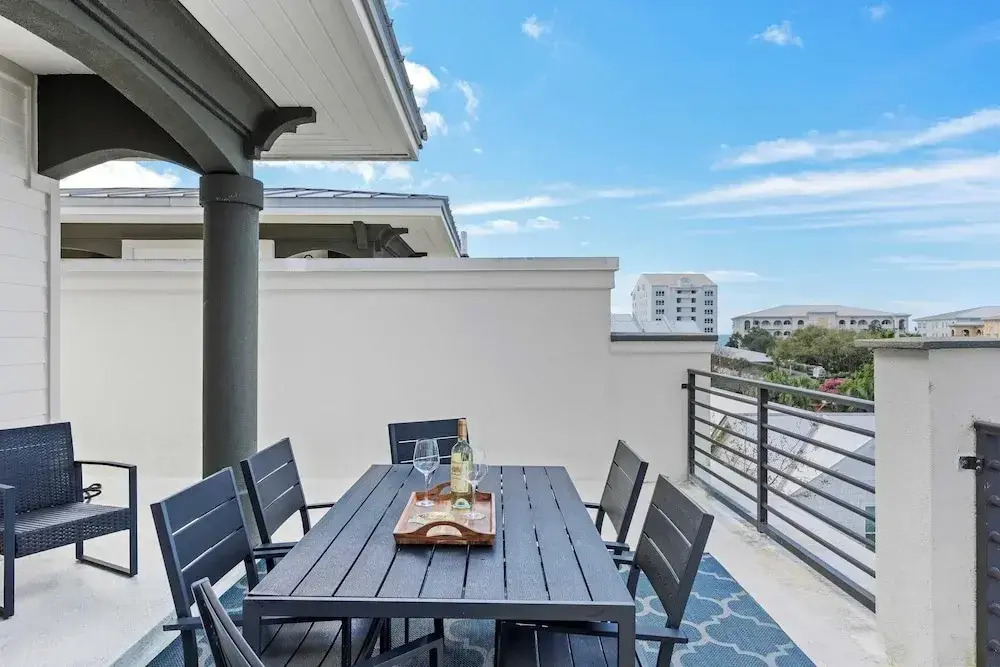 Emerald Paradise 2 Blocks to Beach Rooftop Patio + Pool Access Sleeps 10
