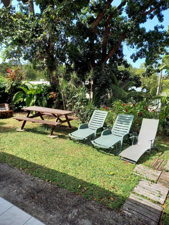 Bungalow de 2 chambres avec vue sur la mer jardin clos et wifi a Deshaies a 2 km de la plage