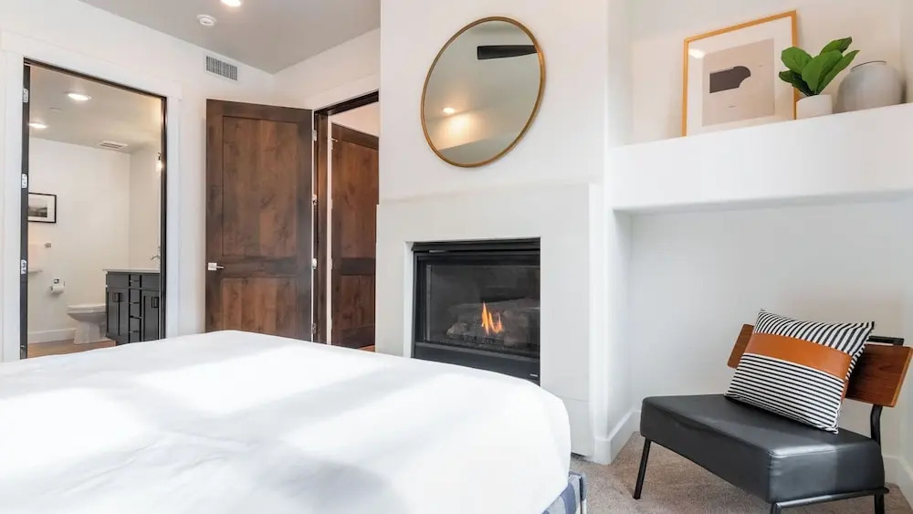 Kokopelli and Kestrel by Avantstay 2 Moderm Condos + Community Pool + Fireplace + Walk to Park City Lifts