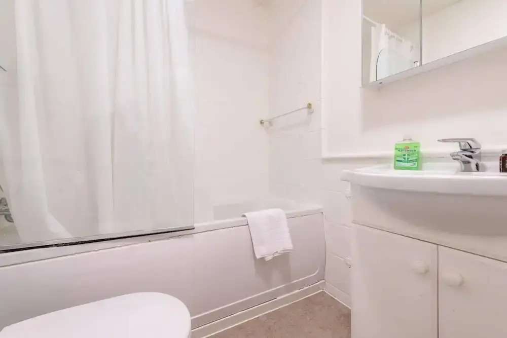 Spacious 2 Bedroom Flat in Kensington