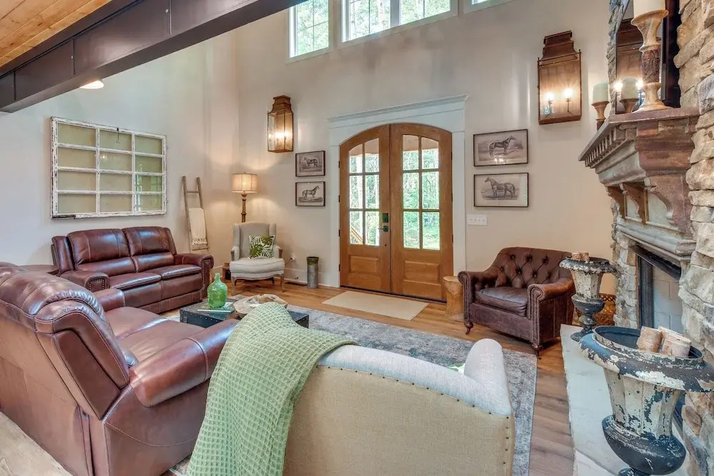 Luxurious Clarkesville Cabin w/ Decks & Fire Pit