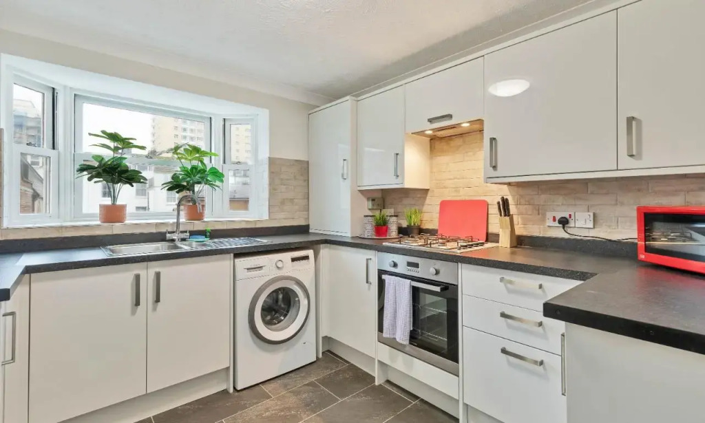 Seabright Townhouse | By My Getaways | Parking for one car