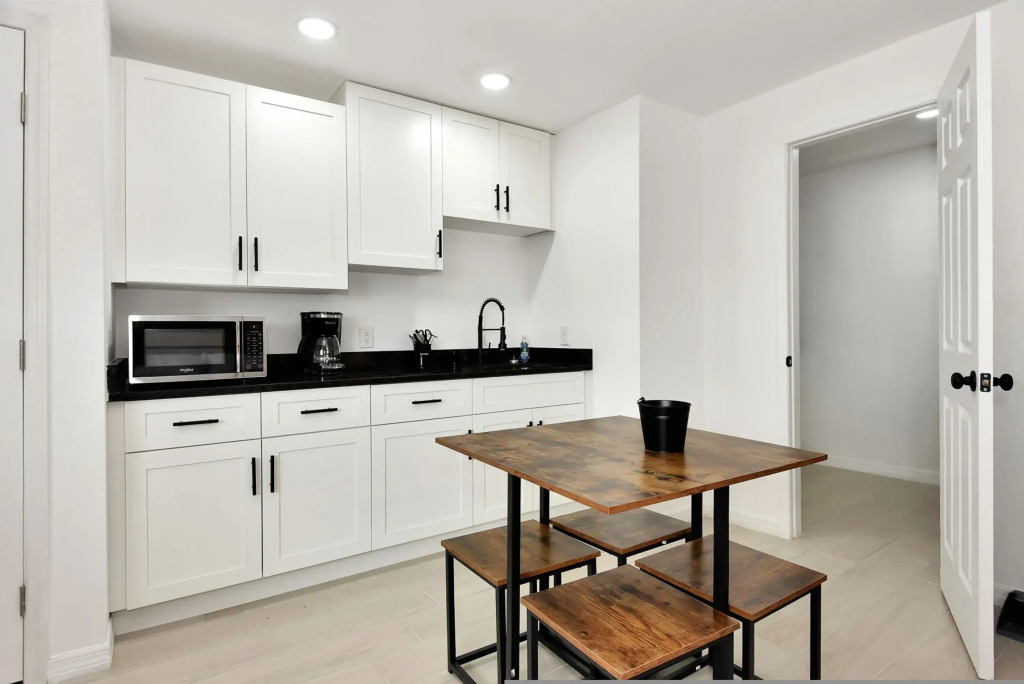 Studio Suite Queen bed Kitchen Walk in Shower 1