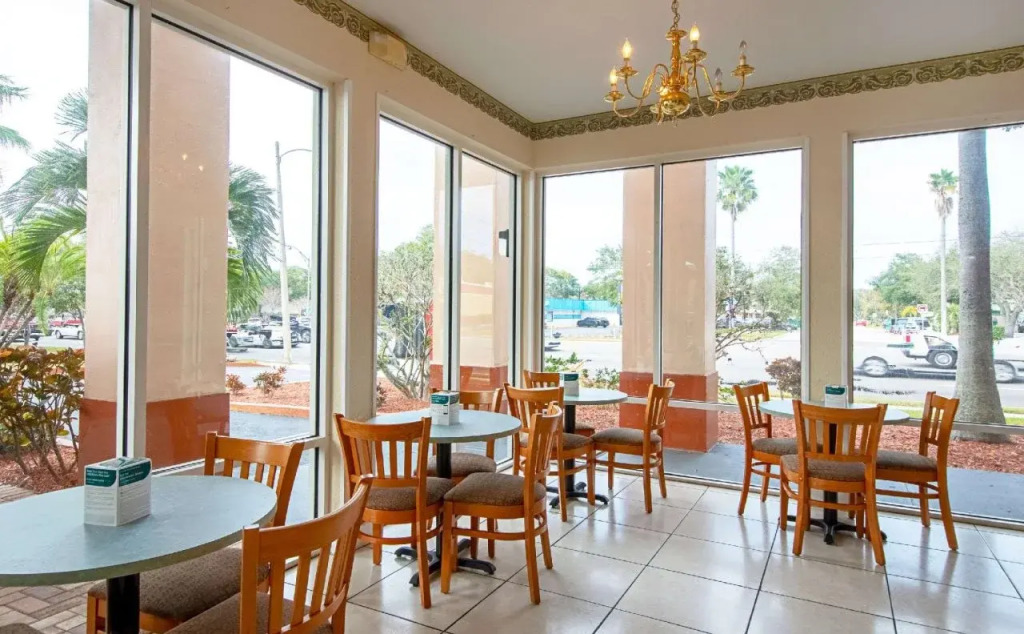 Econo Lodge Inn & Suites Clearwater Central