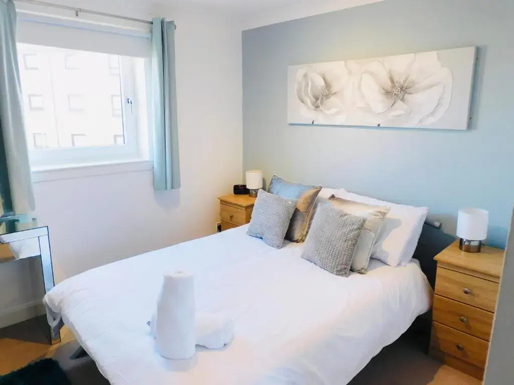 Beautiful 3 Bedroom Apt, mins from Glasgow Airport, M8 & SEC