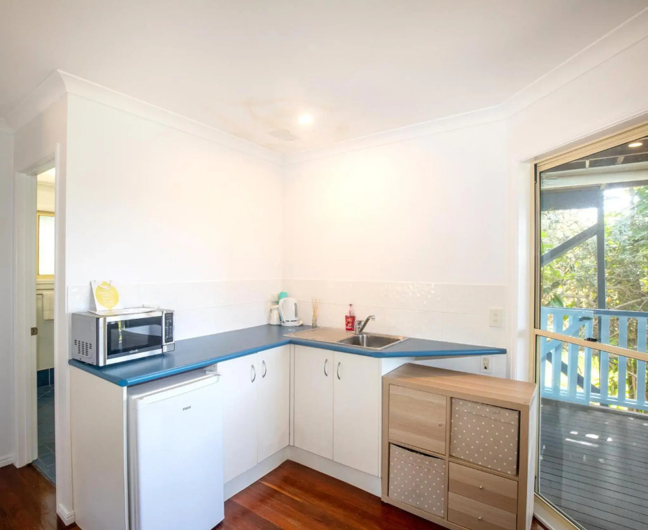 The Blue House - 100M TO BEACH, PET FRIENDLY, BIG HOUSE, SLEEPS 8