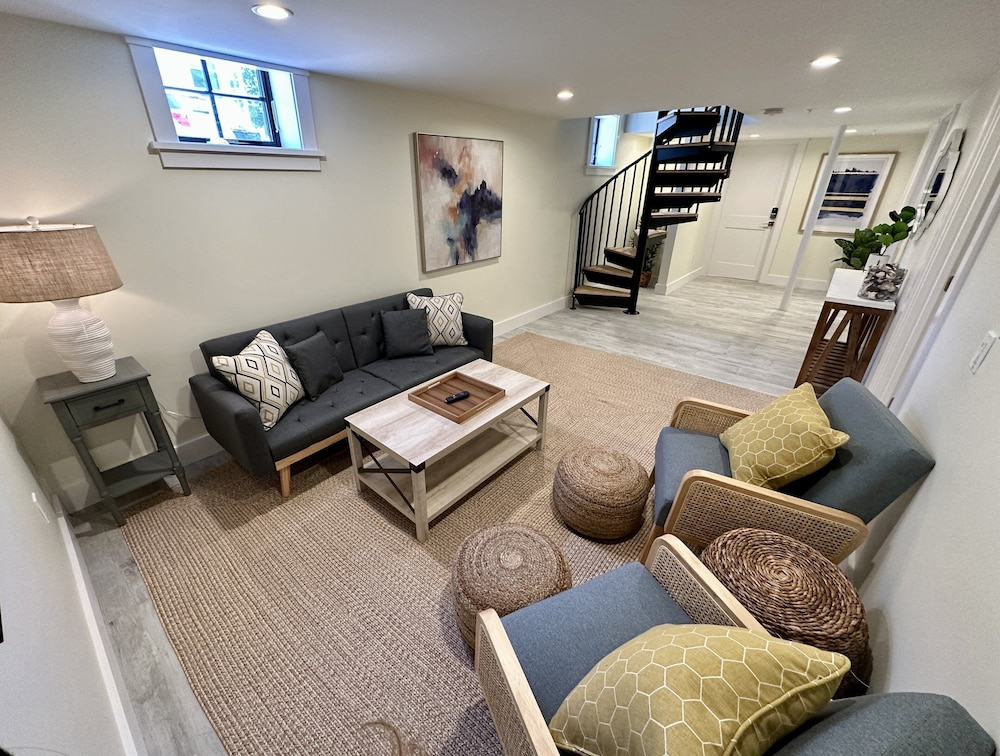 Downtown Newport 2br Apartment W/ Parking & Deck - Unit 4 2 Bedroom Apts