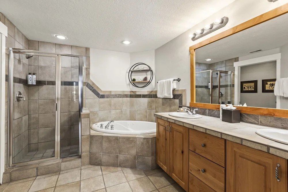 Town Pointe C101 3 Bedroom Condo by RedAwning