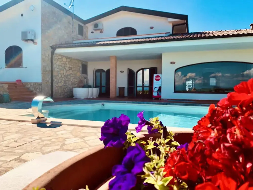 Contemporary Villa in Castellaccio with Private Pool