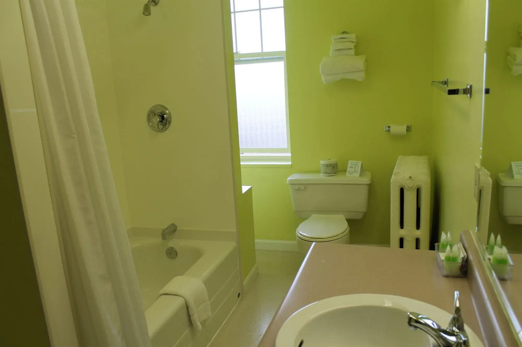 James Bay Inn Hotel, Suites & Cottage