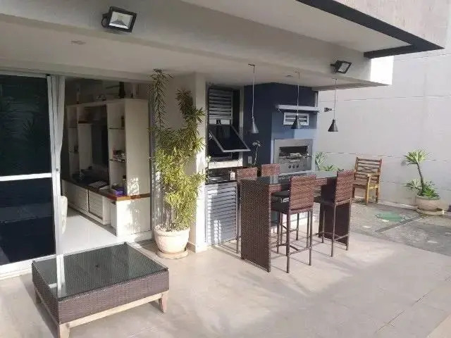 Casa com 4 quartos e piscina