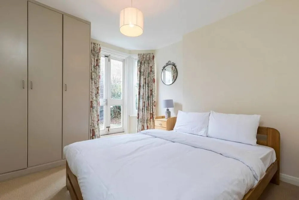 Charming 2 bed Apartment in Queen's Park W/garden