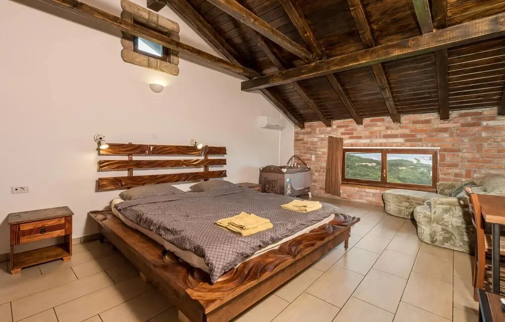 Beautiful Home in Icici With Wifi, 5 Bedrooms and Outdoor Swimming Pool