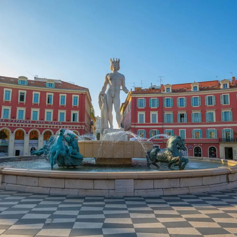 Le Magenta in Nice With 1 Bedrooms and 1 Bathrooms