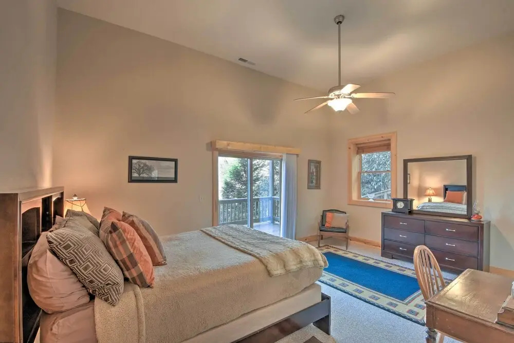 Spacious Lake Santeetlah Cottage w/ Lake Views!