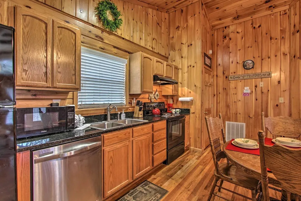 Hidden Springs Cabin w/ Hot Tub, 2 Mi to Dollywood