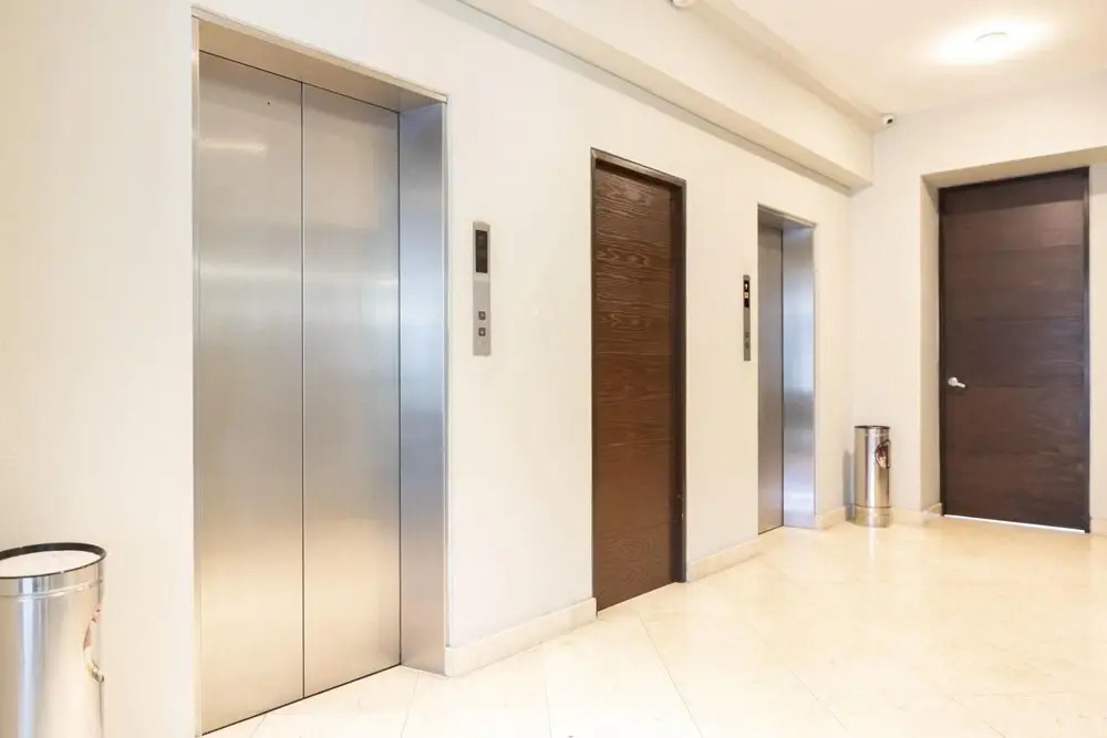 Bright and Modern Duplex With Amenities and Staff