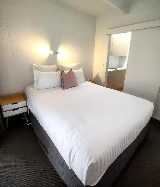 Whispering Sands Beachfront Motel
