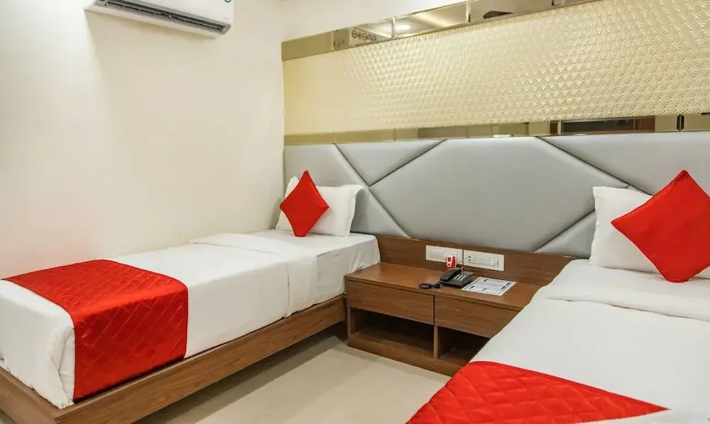 Hotel Hometown - Near BKC