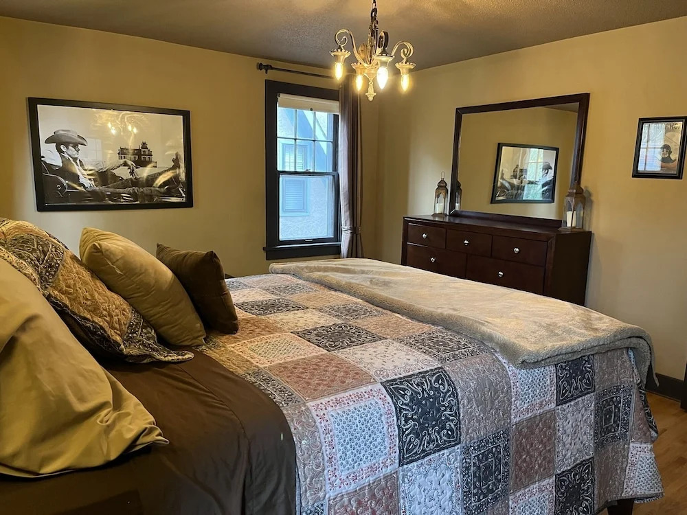 Historic Twin Tudors Inn