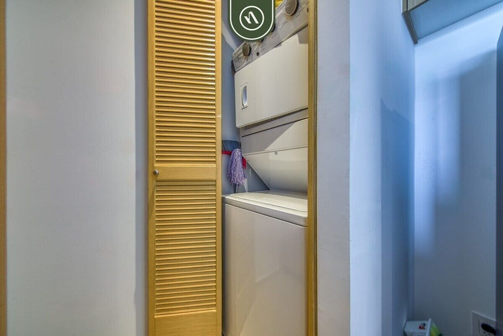 Oceanfront 2BR Condo -private Balcony - Beach