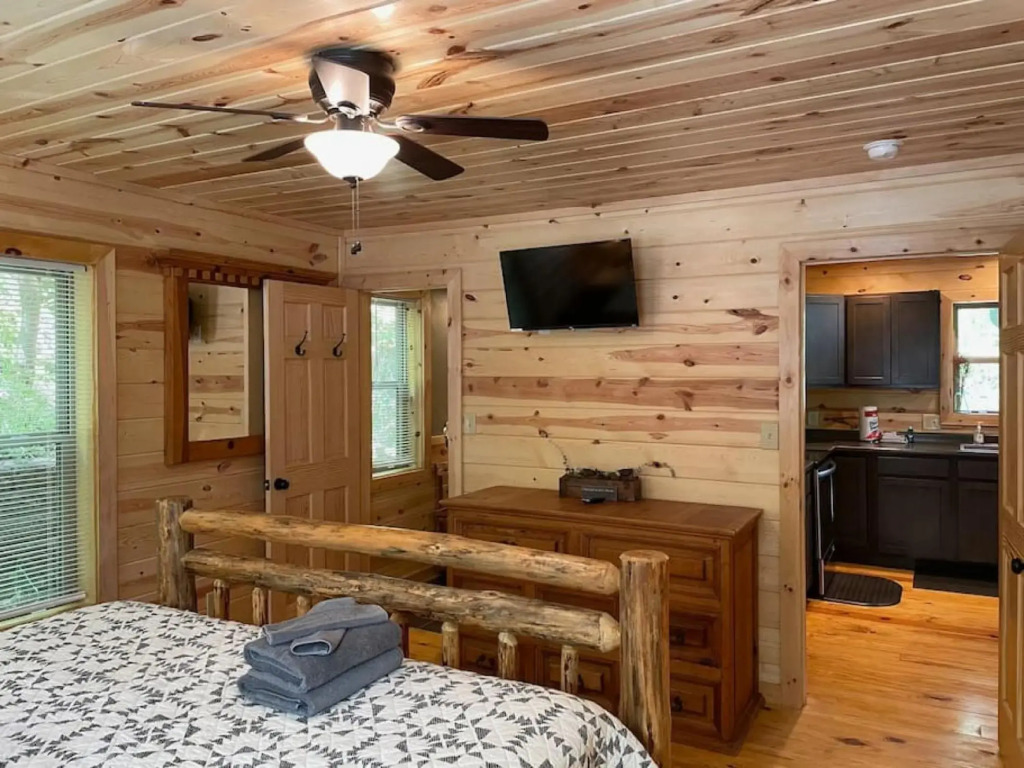 Take it Easy with hot tub and community pool